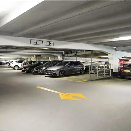 Апартаменты Deluxe Centre Balcony & View & Free Parking Лидс