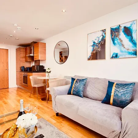 Deluxe Centre Balcony & View & Free Parking * Leeds (West Yorkshire)