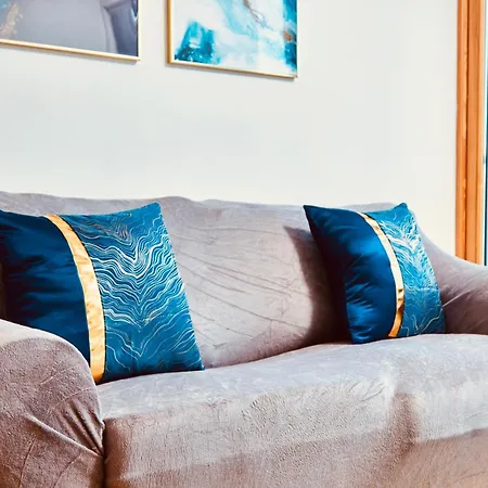 Deluxe Centre Balcony & View & Free Parking * Leeds (West Yorkshire)