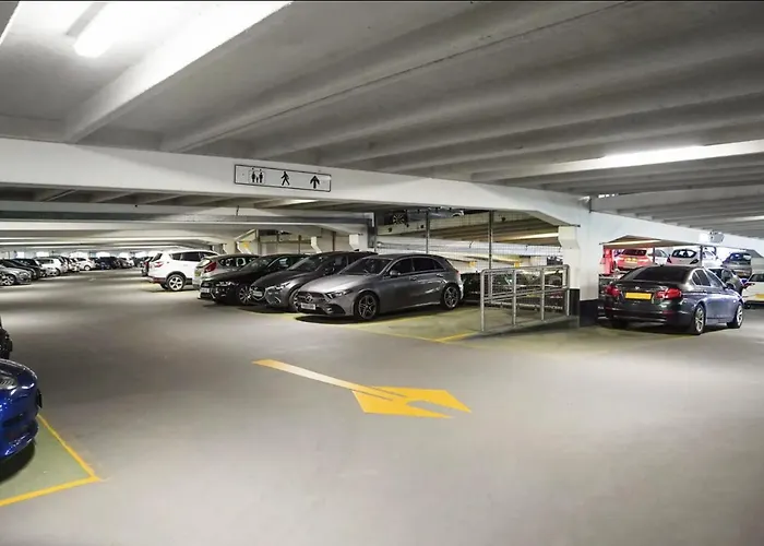 Апартаменти Deluxe Centre Balcony & View & Free Parking Лідс